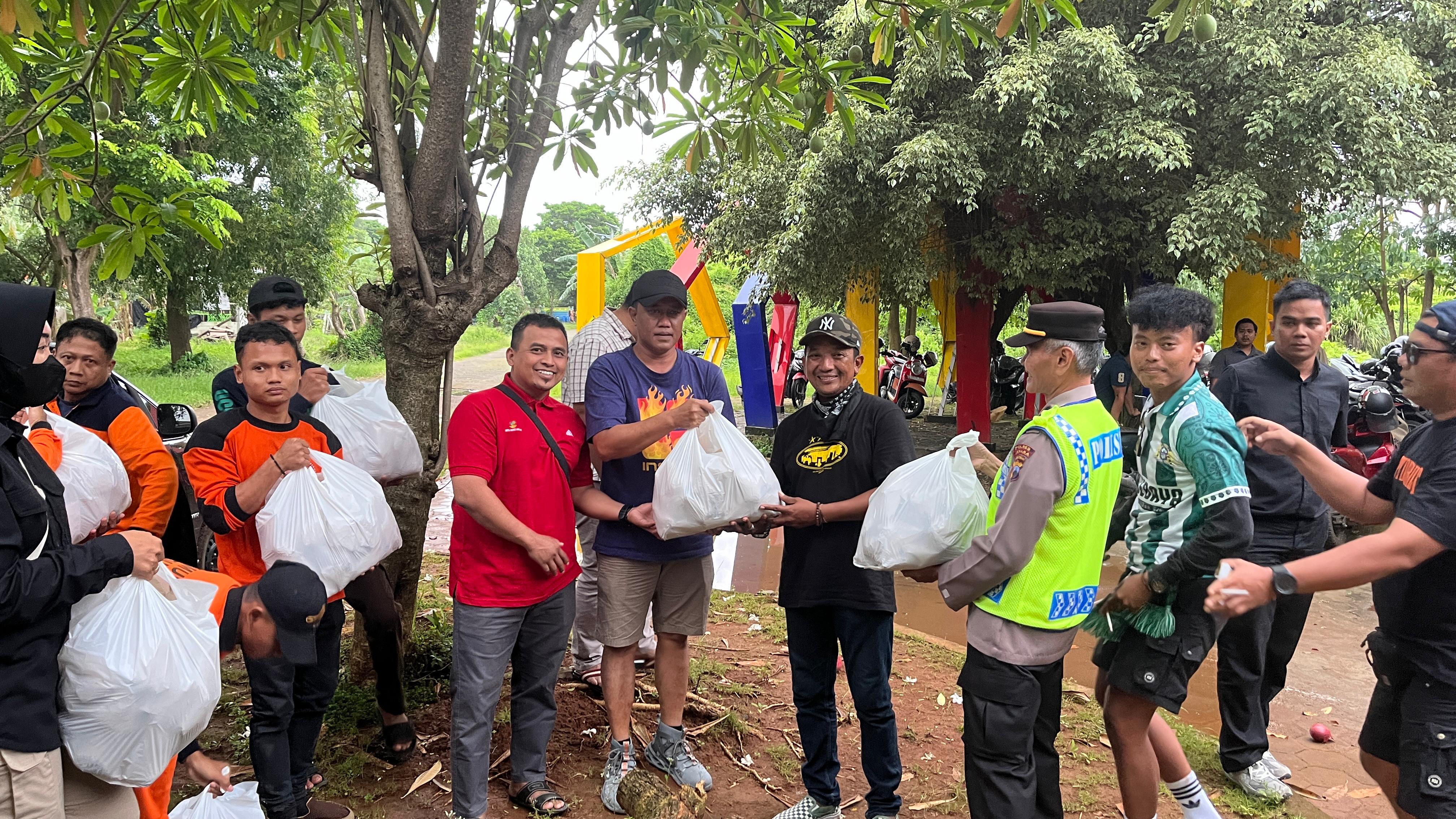 GUYUB: Proses pembagian menu buka puasa untuk suporter Persebaya Surabaya pada Sabtu (21/2) sore.