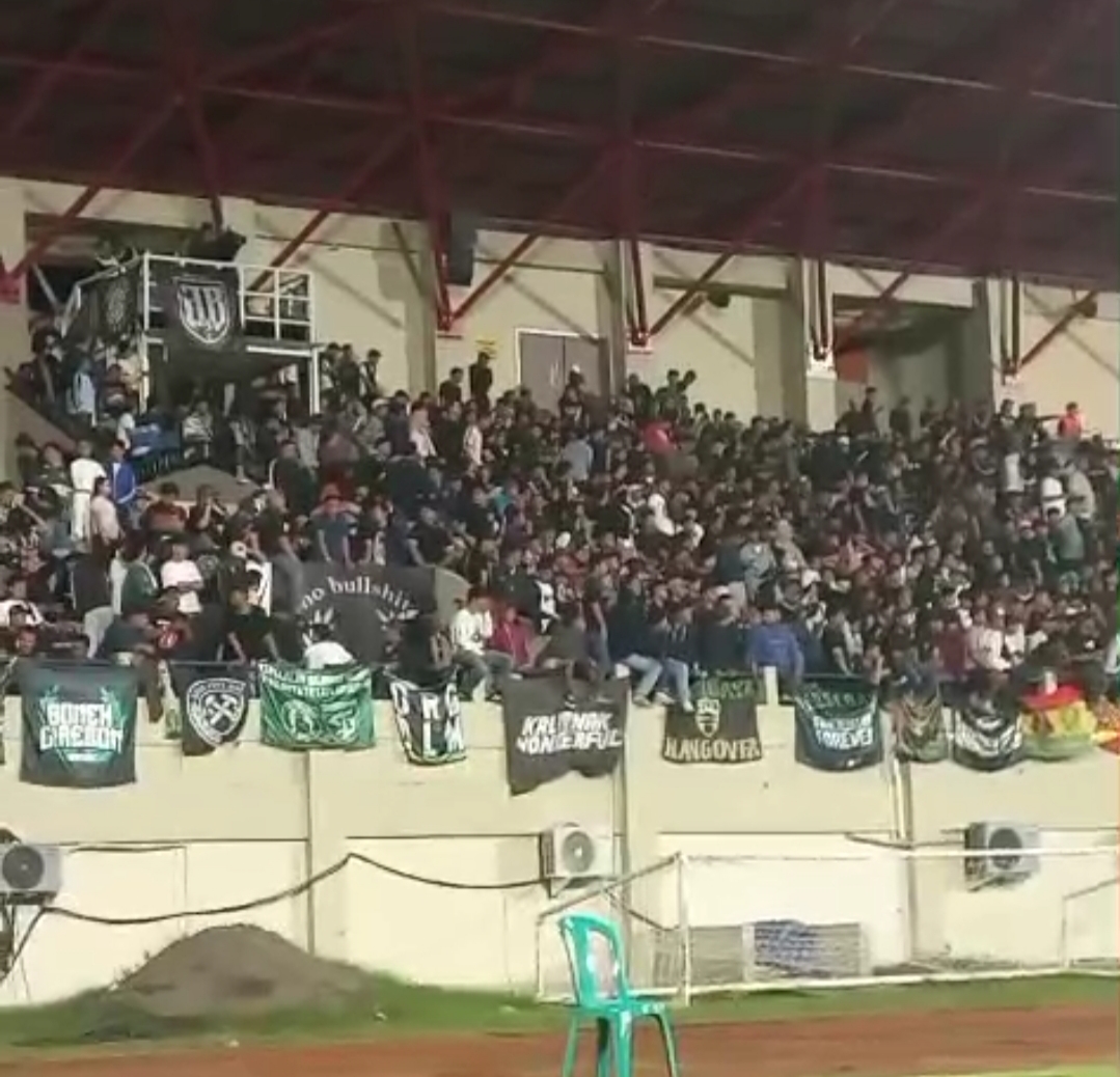 Suporter Persijap saat melawan persebaya