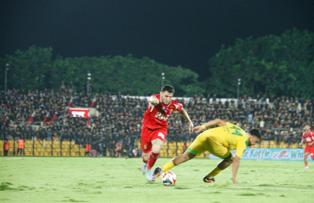 PANAS: Pemain Persijap Jepara Lucas Morelatto tengah melewati pemain Persebaya Surabaya pada pekan ke-22 di Stadion GBK Jepara, Sabtu (21/2) malam.