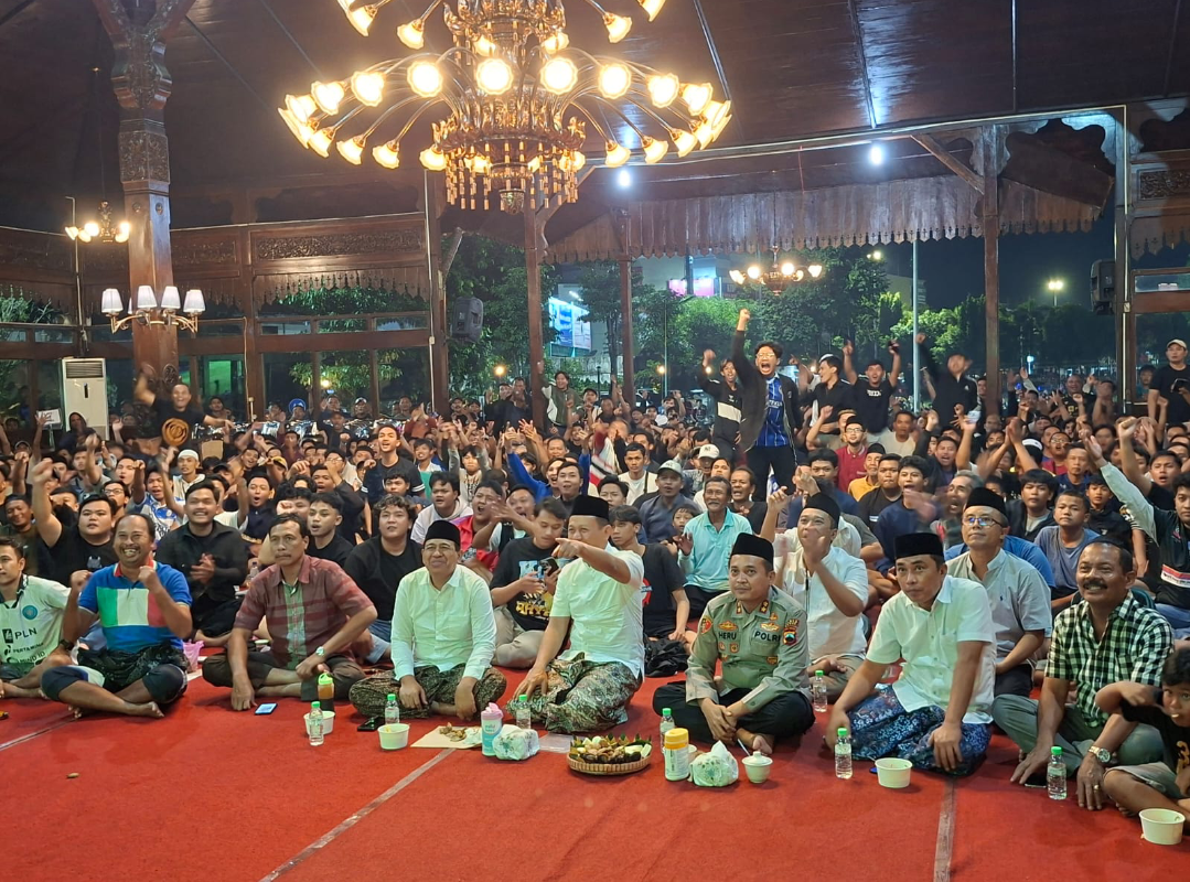 SORAK: Bupati Kudus Sam'ani Intakoris, Kapolres Kudus, dan jajaran serta penonton bersorak gembira atas gol yang dihasilkan Persiku Kudus, Sabtu (21/2). (ANDIKA TRISNA SAPUTRA/RADAR KUDUS)