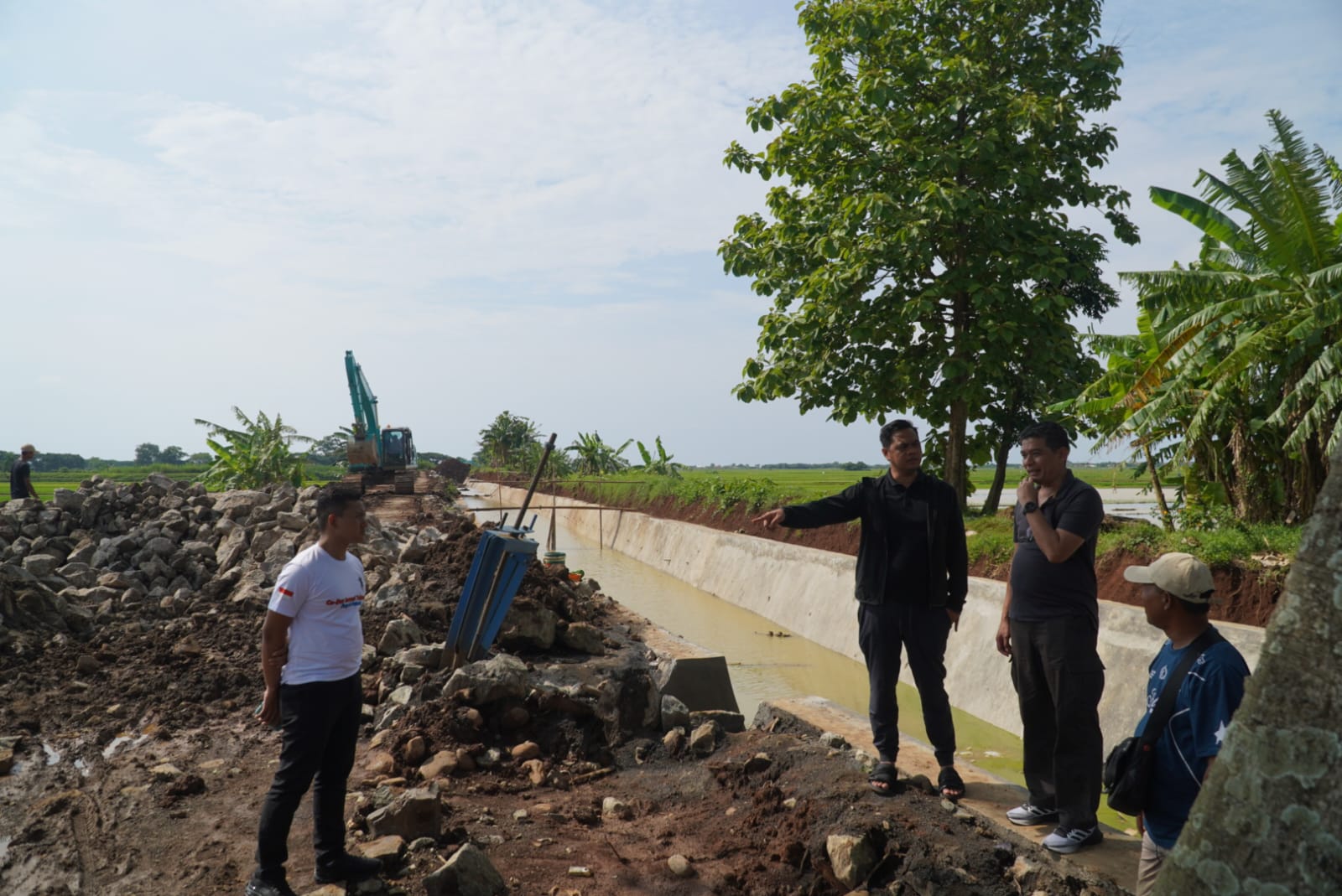 CEK: Bupati Jepara Witiarso Utomo meninjau sejumlah titik pekerjaan jalan dan irigasi.