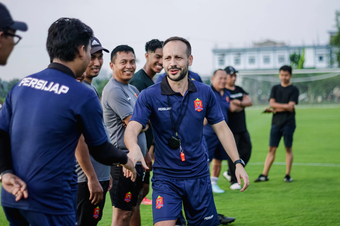 ENERGIK: Mario Lemos saat pimpin latihan&nbsp; di Lapangan Desa Teluk Wetan Kecamatan Welahan beberapa waktu lalu. (RAAFI UNTUK RADAR KUDUS)