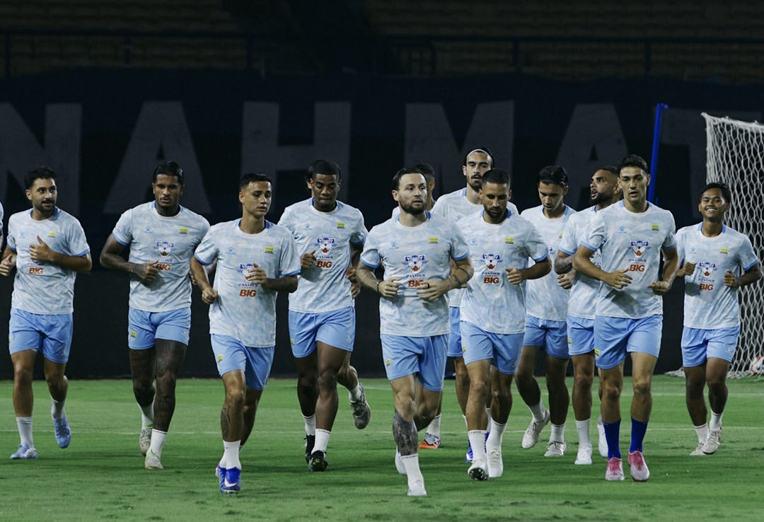 Para pemain Persib Bandung sedang warm up sebelum bertanding melawan Persita