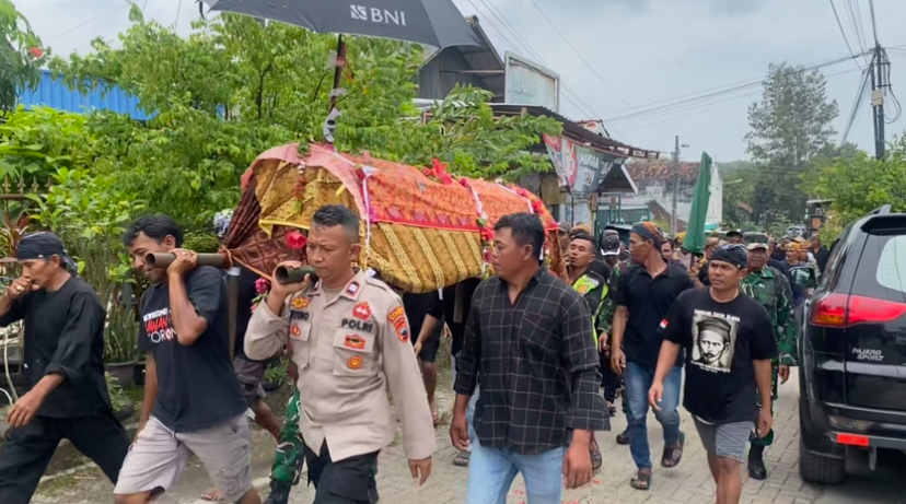 TUTUP USIA: Sesepuh Sedulur Sikep Samin Sambongrejo, Sambong Blora, Mbah Pramugi Prawiro Widjojo dibawa ke pemakaman Dukuh Blimbing dengan kerabat, keluarga dan sedulur sikep lainnya.
