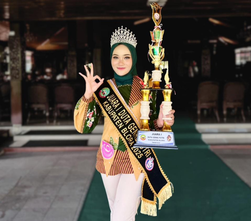 JUARA : Potret Chintia Aprilia Putri memegang Piala lomba juara I Duta Genre Kabupeten Blora