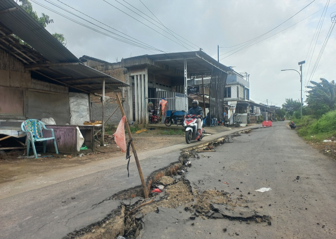 AMBLAS: Kondisi Jalan Kabupaten yang berada di Desa Guwosoberto Kecamatan Welahan amblas 50 meter.