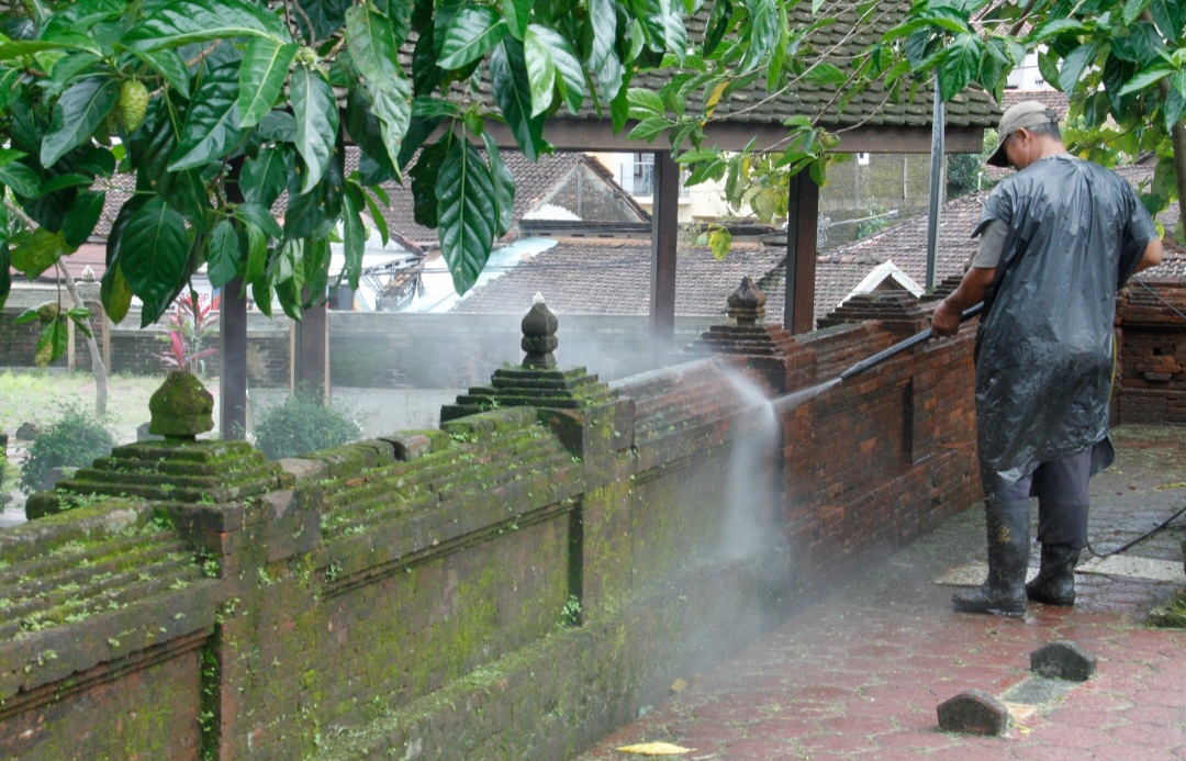 CLEARING: Pengurus Yayasan Masjid dan Makam Sultan Hadlirin Mantingan tengah membersihkan area makam pada Sabtu (21/2).