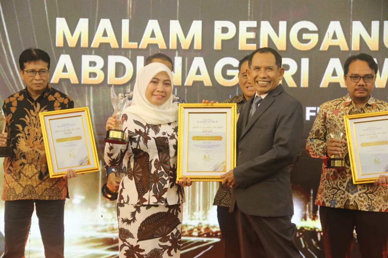 PENGHARGAAN: Kepala Dinsos Grobogan Indri Agus Velawati saat mendapatkan Abdi Nagari Award di Kudus belum lama ini.