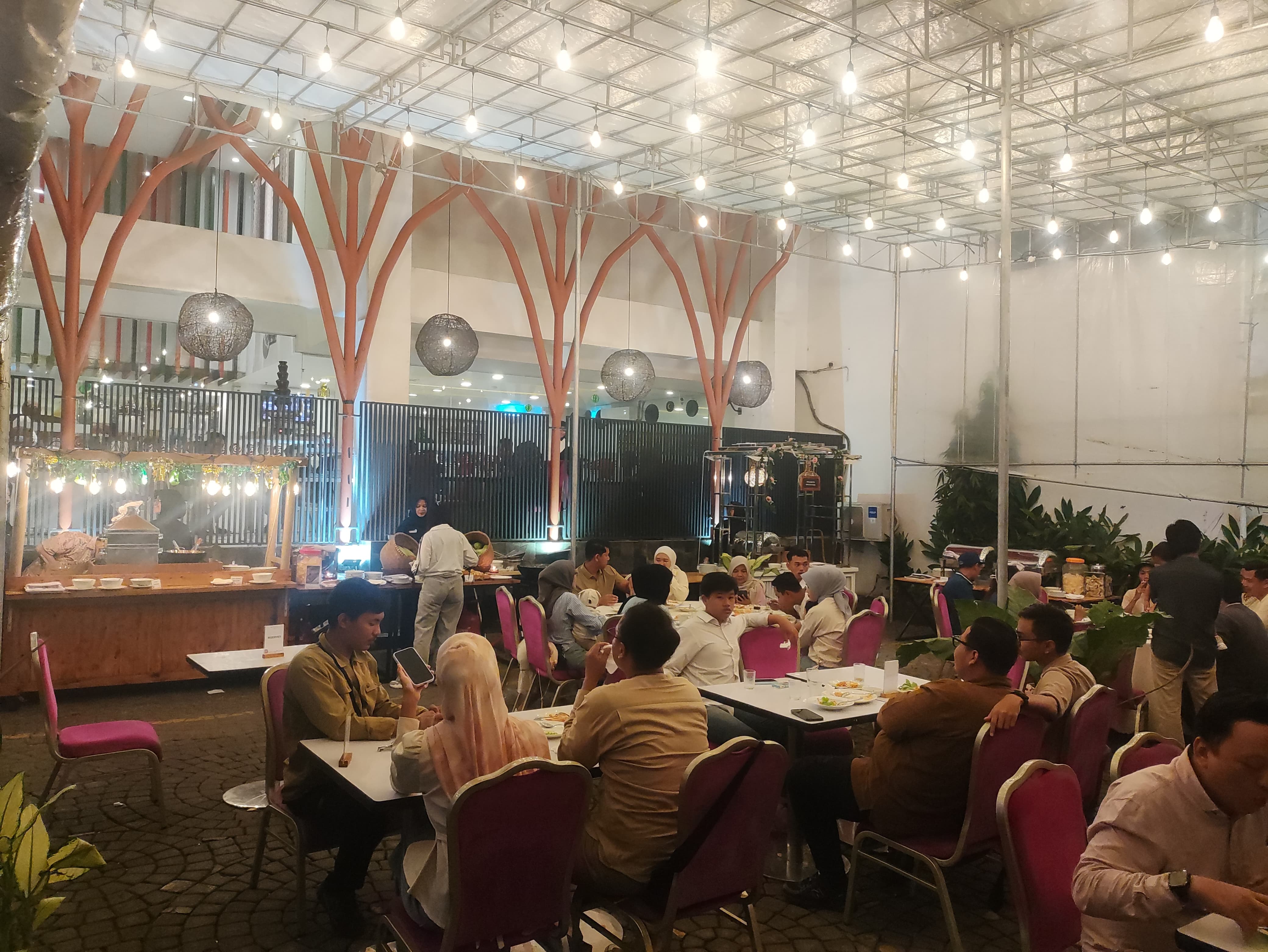SANTAP HEMAT: Sejumlah warga berbuka puasa dengan menu Sahara yang dihadirkan di Hotel @HOM Kudus. 