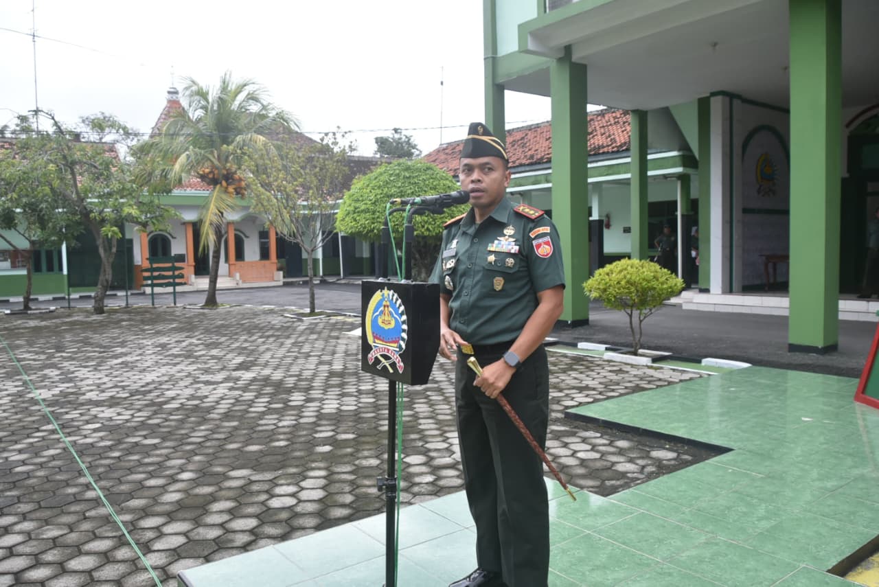 TEGAS: Dandim 0717/Grobogan Letkol Inf Wefri Sandiyanto saat memberikan Jamdan di lapangan makodim.