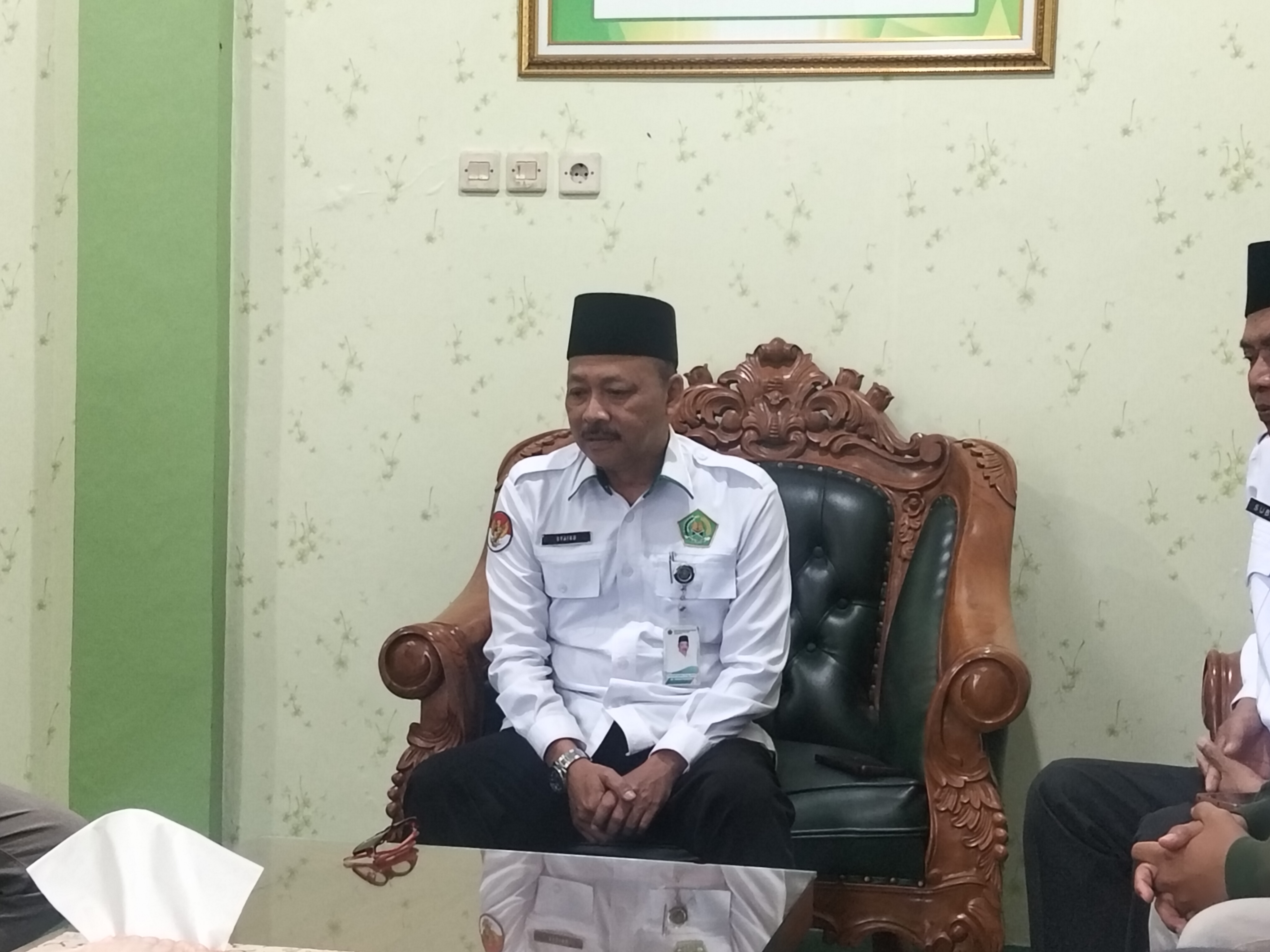 KLARIFIKASI: Kepala Kemenag Pati Ahmad Syaiku menjelaskan penolakan MBG oleh madrasah di kantornya pada Senin (23/2).