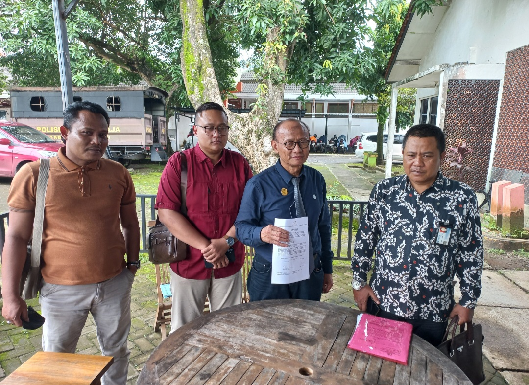 MEMBANTAH: Kuasa Hukum AJ, Nur Ali (kedua dari kanan) menyampaikan jika pelapor membuat fitnah terhadap kliennya pada Senin (23/2).