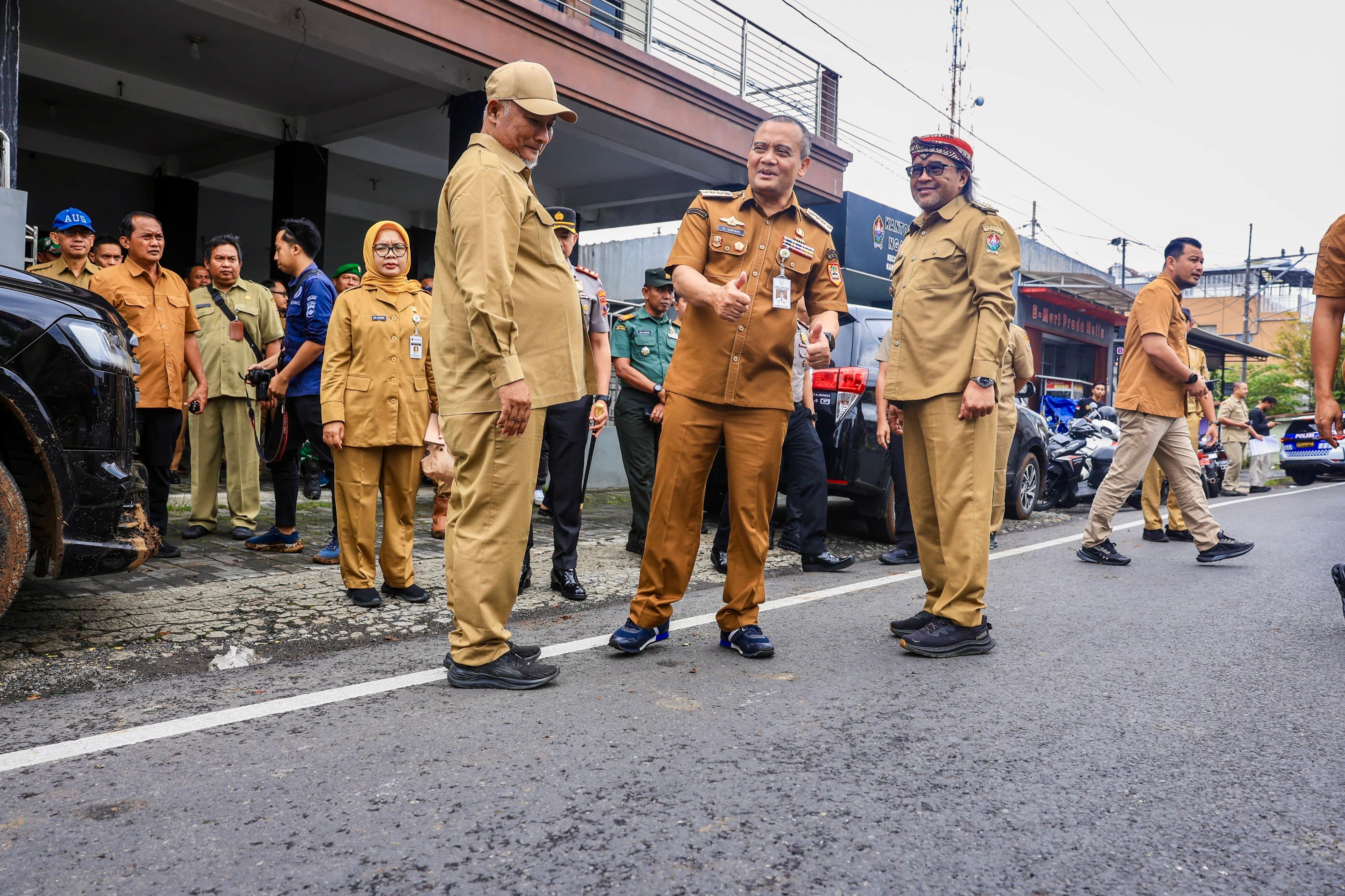 Gubernur Jawa Tengah Ahmad Luthfi meresmikan dua paket preservasi jalan provinsi yang menghubungkan wilayah strategis Jawa Tengah, yakni ruas Parakan (Temanggung)-Patean (Kendal) dan ruas Wonosobo-Die