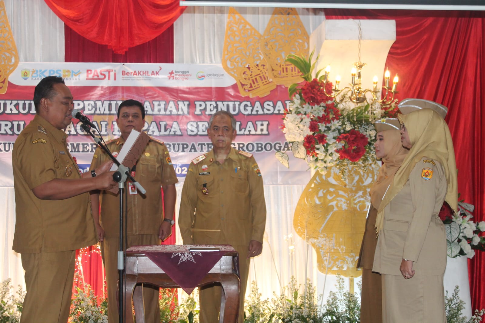 DIKUKUHKAN: Bupati Grobogan Setyo Hadi saat mengukuhkan penugasan guru sebagai kepala sekolah. 