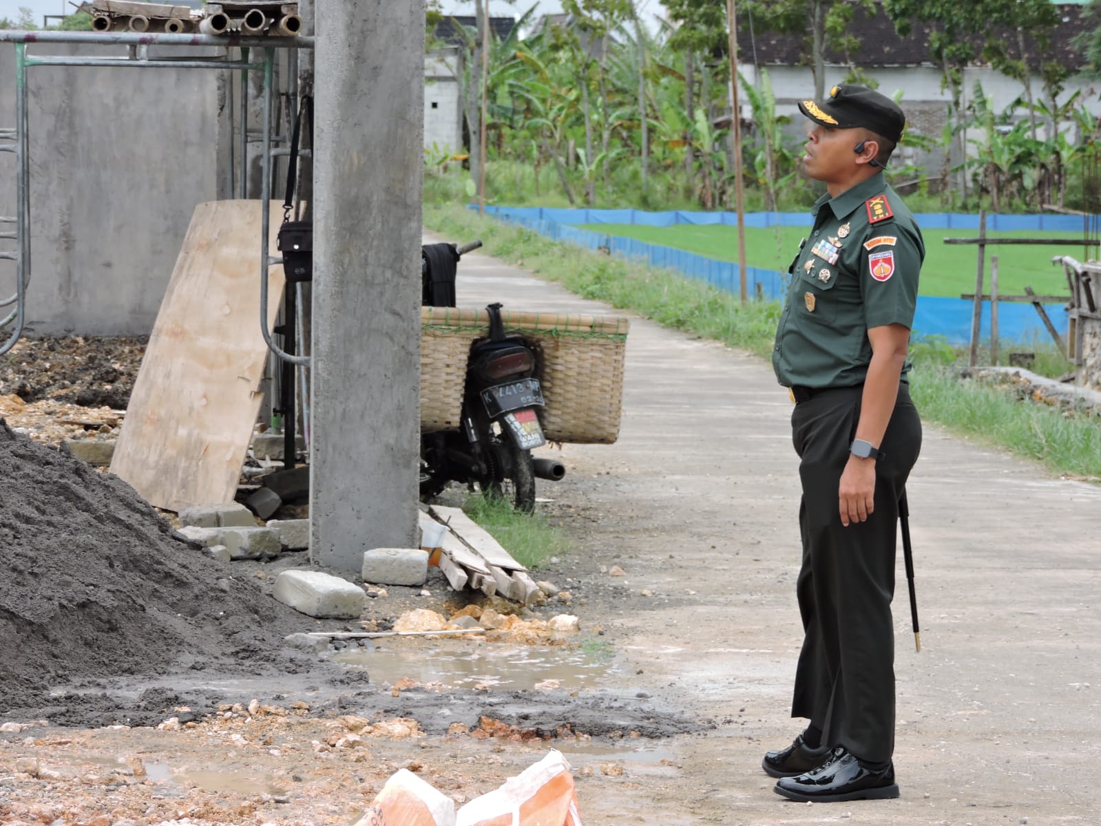 MENINJAU: Dandim 0717/Grobogan saat meninjau pembangunan gerai KDKMP.