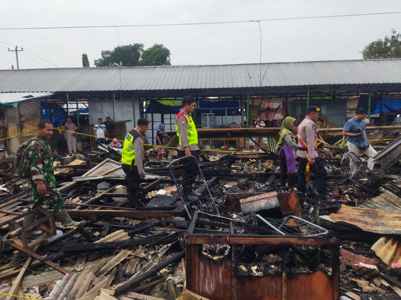 OLAH TKP &ndash; Anggota Polsek Pulokulon bersama Inavis Polres Grobogan lakukan olah TKP kebakaran pasar Gatak Desa Sembungharjo, Kecamatan Pulokulon, Selasa (24/2)