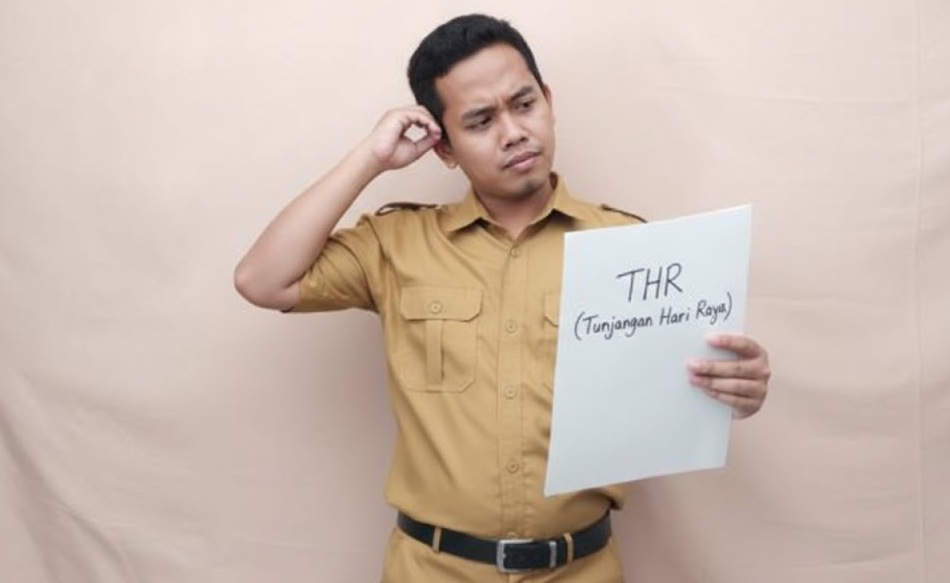 Ilustrasi PNS memegang kertas bertuliskan THR