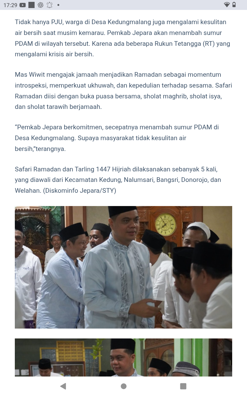 DEKAT: Bupati Jepara Witiarso Utomo bersalaman dengan warga Kedungmalang saat Safari Ramadan kemarin. 