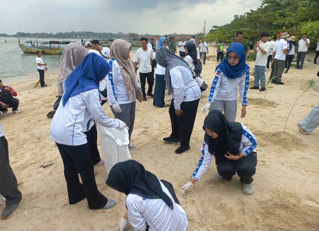 PEDULI: Proses pengumpulan sampah di Pantai Bandengan Jepara.