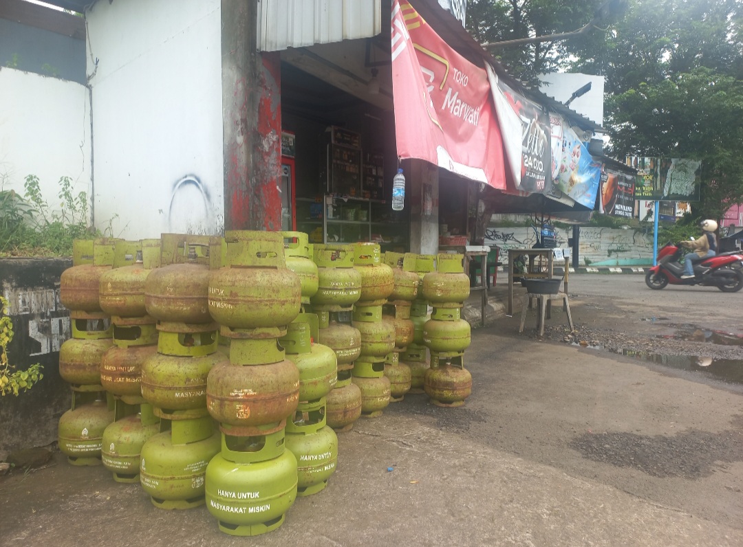 KOSONG: Tabung gas milik warga diantrekan di salah satu kios pengecer LPG di Jalan HOS Cokroaminoto pada Selasa (24/2).
