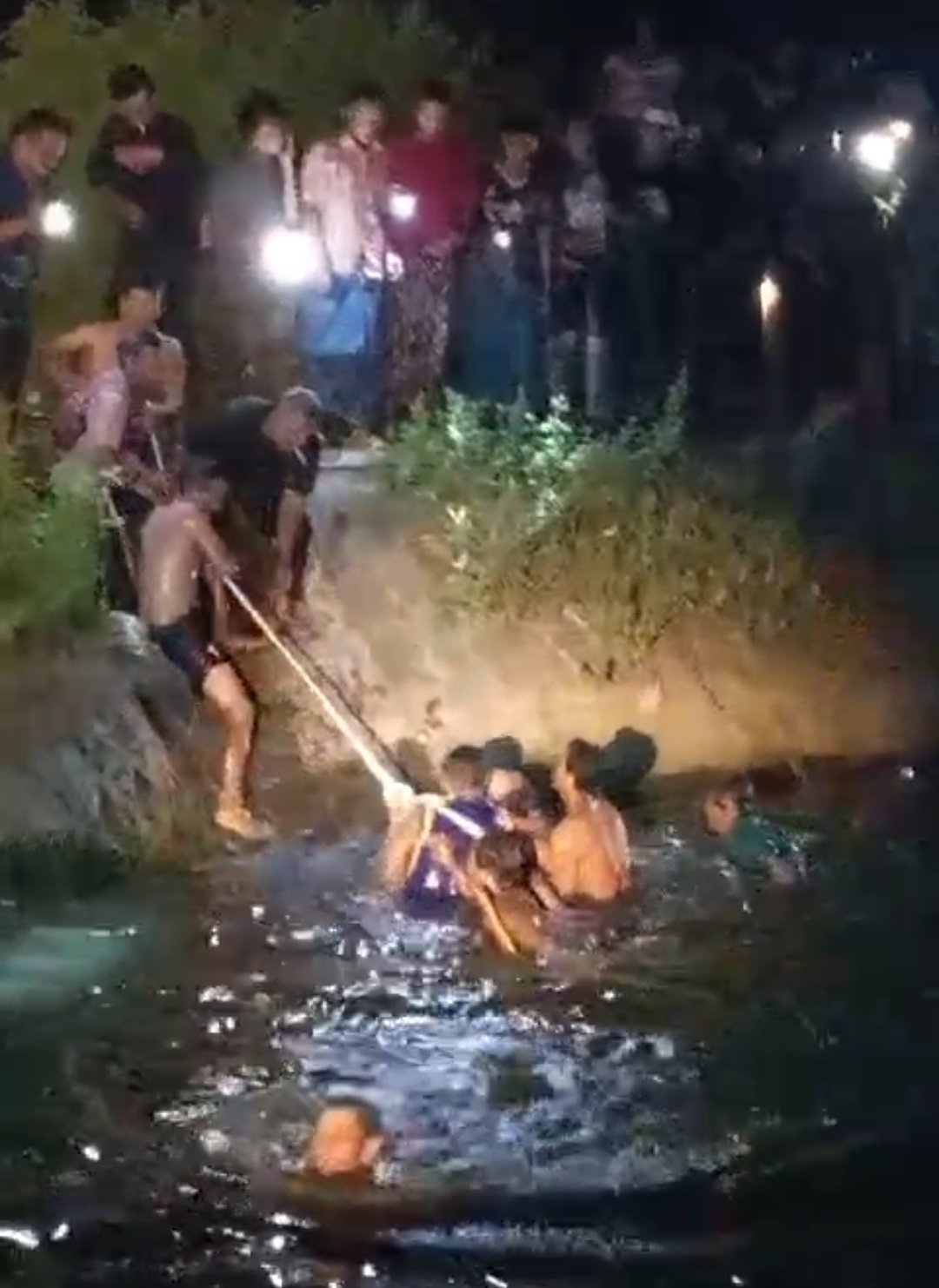 EVAKUASI: Warga Desa Sambong berasama BPBD Rembang mengevakuasi bocah delapan tahun yang meniggal dunia setelah tenggelam di embung desa setempat kemarin malam.