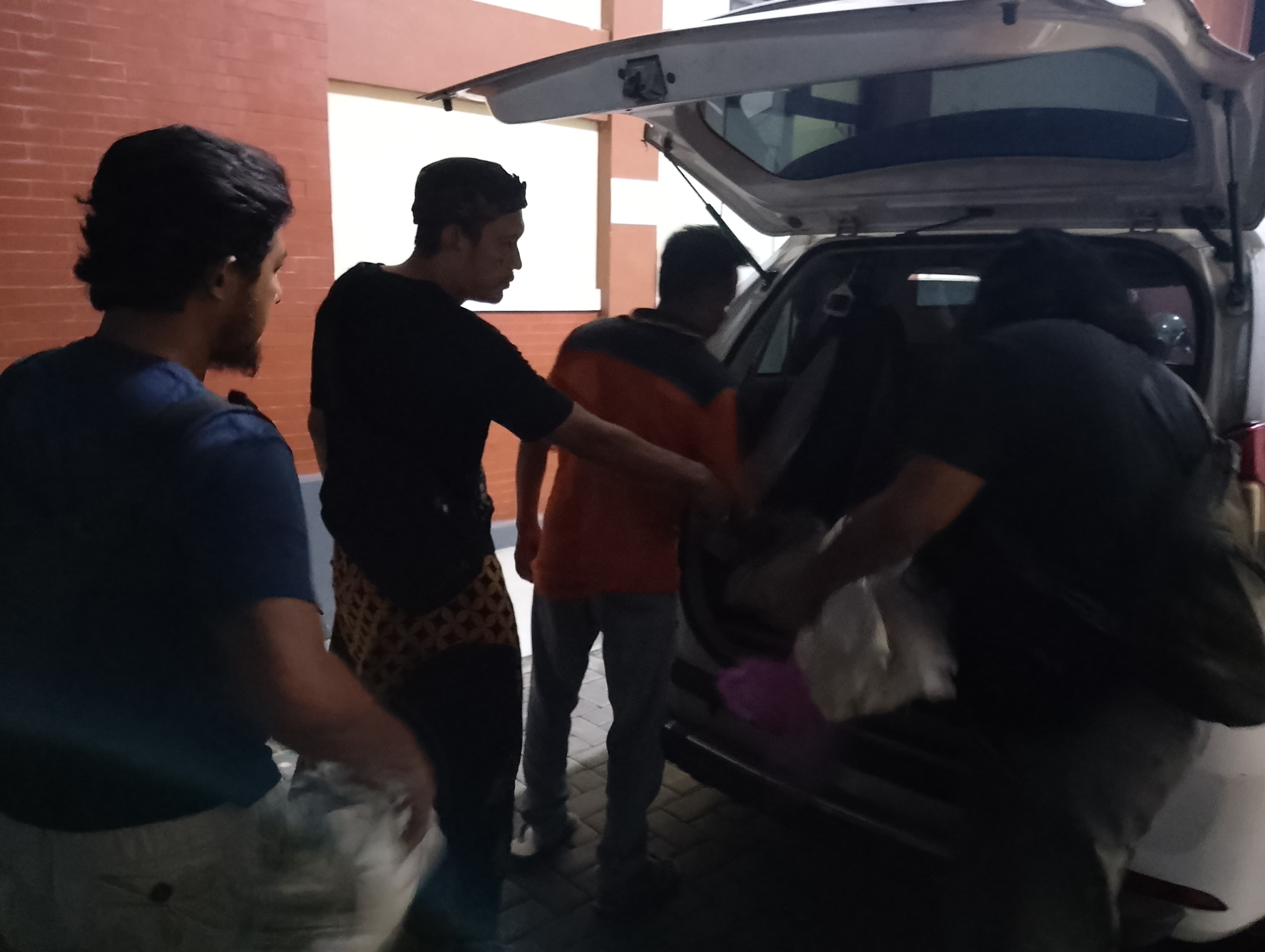 TERBONGKAR: Polisi mengamankan serbuk mercon yang disita saat operasi.  