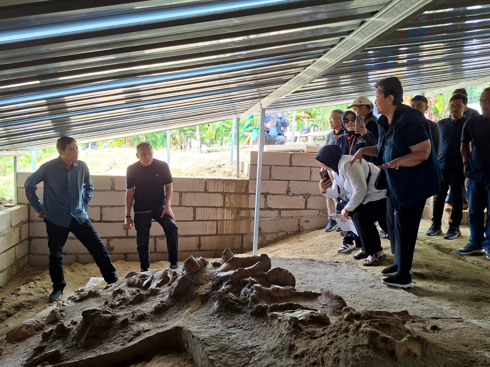 TINJAUAN: Wakil Ketua MPR RI sekaligus Anggota DPR RI Fraksi NasDem, Lestari Moerdijat meninjau situs dan Museum Patiayam, Selasa (24/2).