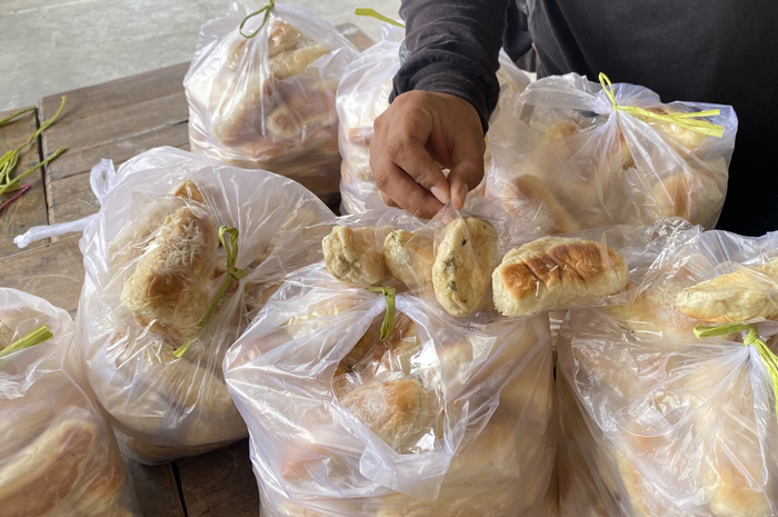 MAKANAN: Kondisi roti berjamur yang dibagikan ke SMPN 5 Blora dikembalikan ke dapur.  