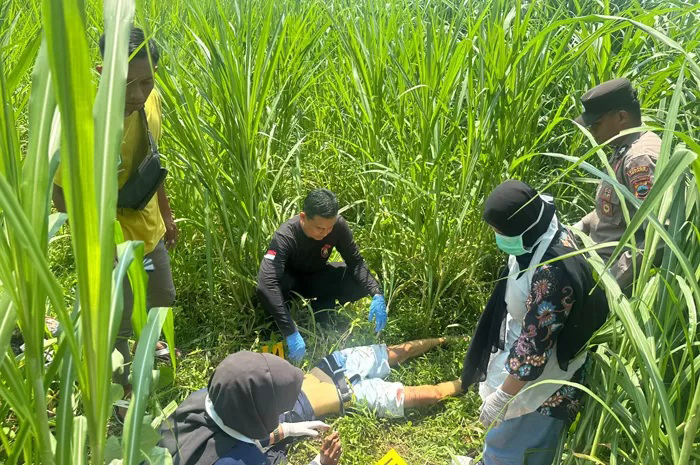 GERAK CEPAT: Polisi mengidentifikasi jenazah korban dan memasang police line di TKP beberapa waktu lalu. (POLSEK KEMBANG UNTUK RADAR KUDUS)