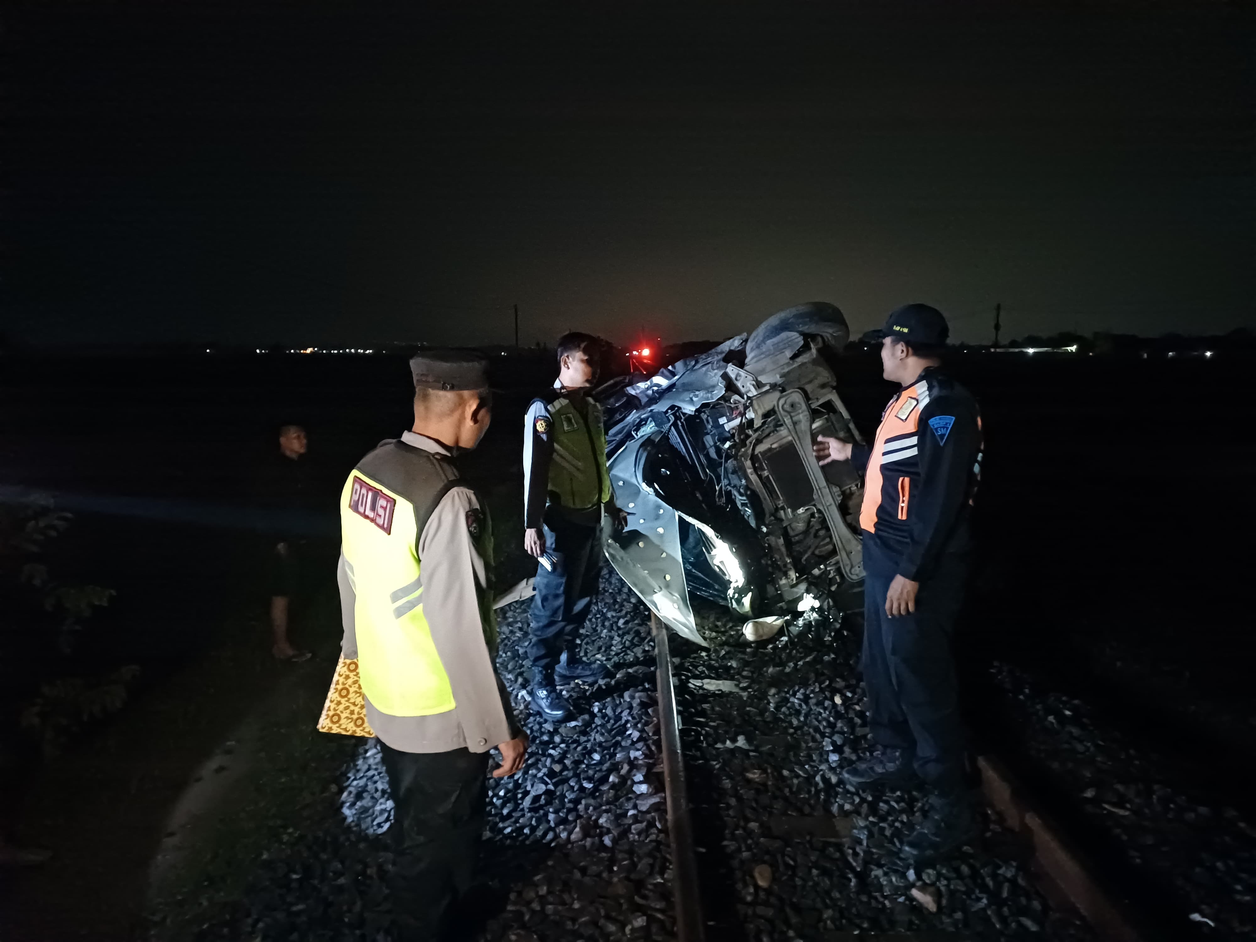 RINGSEK: Mobil Sigra ringsek Tertemper KA di Tegowanu, Grobogan.
