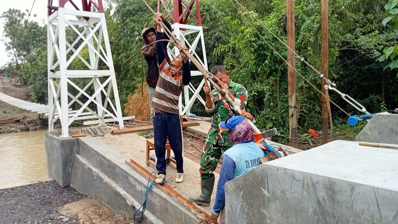 DIKEBUT: Babinsa Koramil Kedungjati dan warga saat mengebut Jembatan Garuda di Kedungjati.