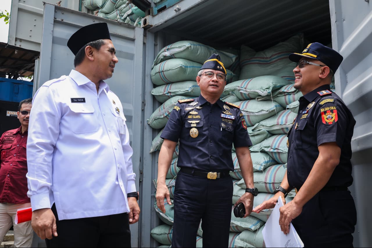 Wagub Taj Yasin menghadiri jumpa pers di tempat Penimbunan Pabean Bea Cukai Tanjung Emas, Kota Semarang, Rabu, 25 Februari 2026.
