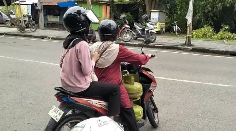 BELI: Siti Wardiani seorang pedagang asal Purwosari membeli empat tabung gas kosong