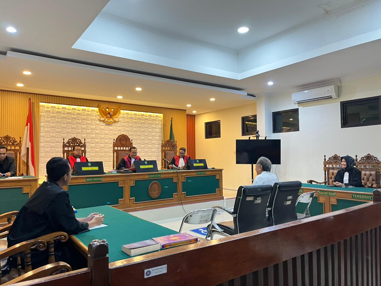 SIDANG PUTUSAN &ndash; Terdakwa Ruswanto alias Babahe Tengsan divonis 11 bulan penjara oleh Hakim PN Purwodadi atas kasus penganiayaan biduan, Selasa (24/2)