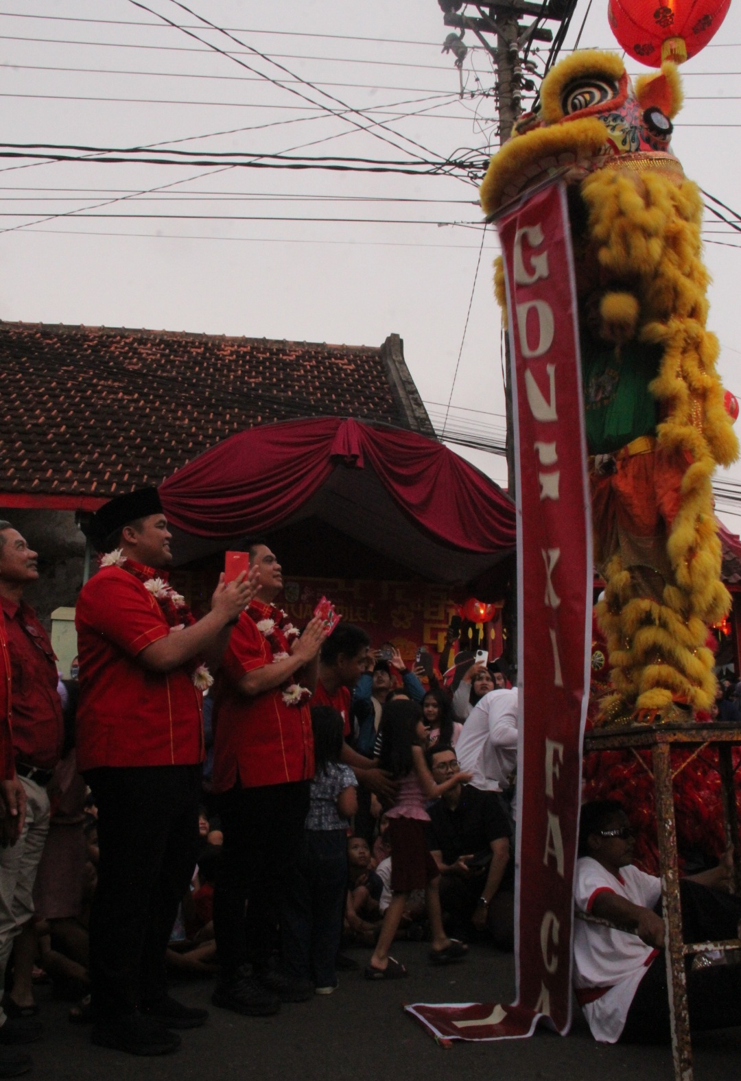 TERPUKAU: Bupati Jepara Witiarso Utomo beserta Wabup M Ibnu Hajar disambut oleh pemain barongsai.