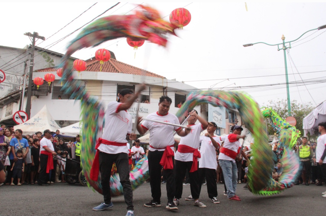 MEMUKAU: Pemain liong dan barongsai tengah menampilkan atraksi di Kelenteng Jepara pada Rabu (25/2) sore.