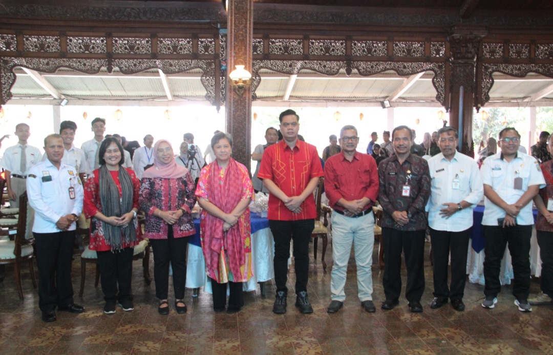 SINERGIS: Wakil MPR RI Lestari Moerdijat bersama dengan Bupati Jepara Witiarso Utomo beserta penggiat sejarah foto bersama usai menggelar dalam Forum Sejarah dan Budaya Ratu Kalinyamat 2026 (25/2).