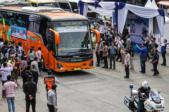 Sejumlah pemudik menunggu bus di Program Mudik Gratis di Terminal Kampung Rambutan, Jakarta. (Hanung Hambara/Jawa Pos)