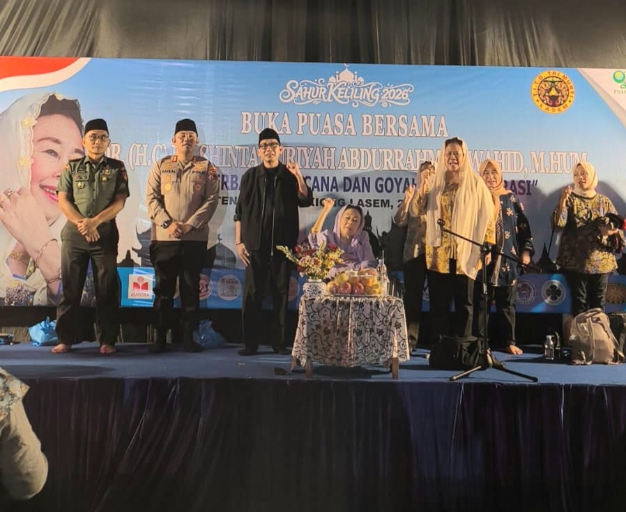 DIALOG: Sinta Nuriyah Wahid mengisi dialog Kebangsaan bertema &rdquo;Puasa Berbalut  Bencana dan Goyahnya Demokrasi&rdquo; di klenteng Tjoe An Kiong, Dasun, Lasem, Rabu sore (25/1).