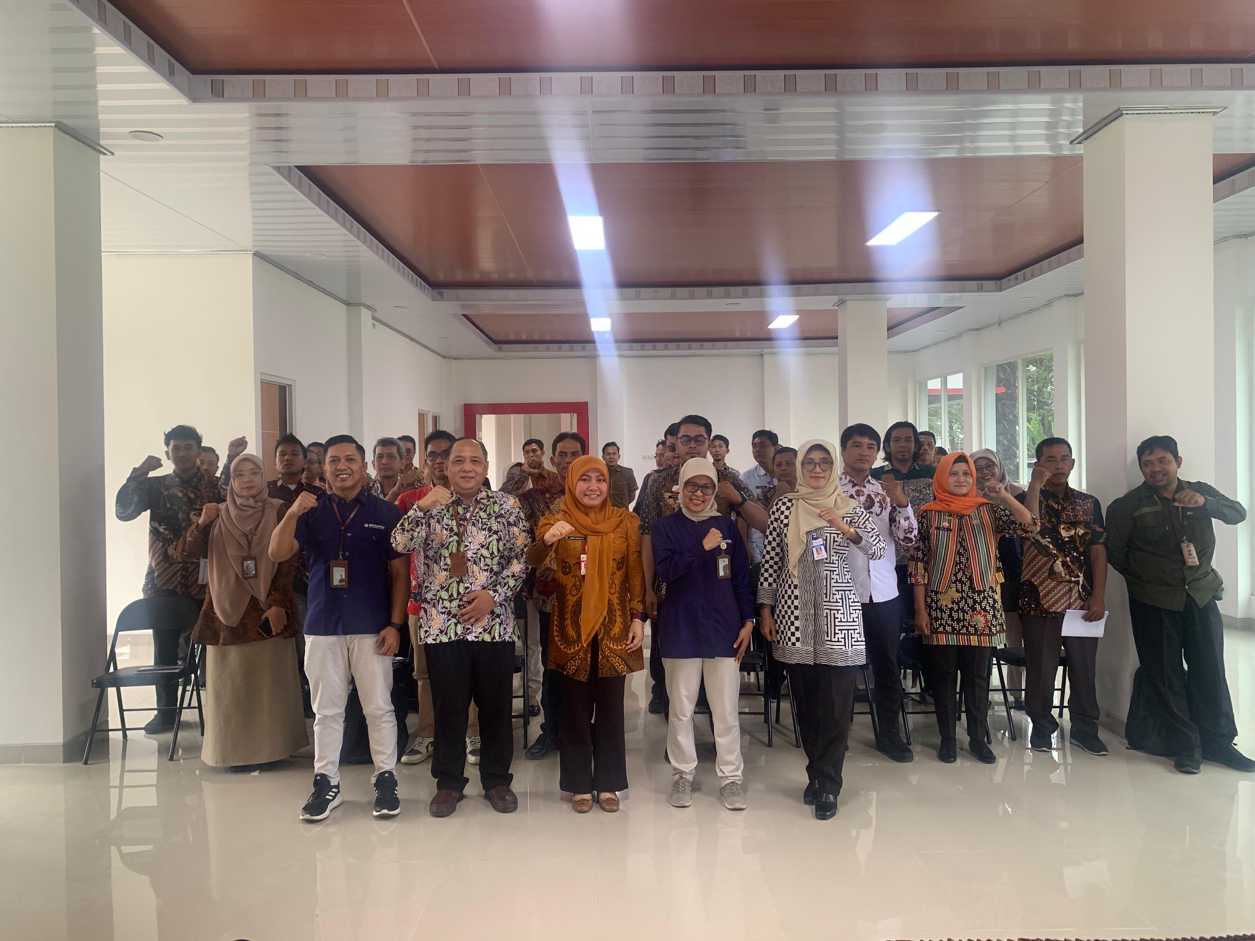 SINERGITAS: Dinsos, BPS dan BPJS Kantor Grobogan saat melakukan sosialisasi di Dinsos Grobogan.