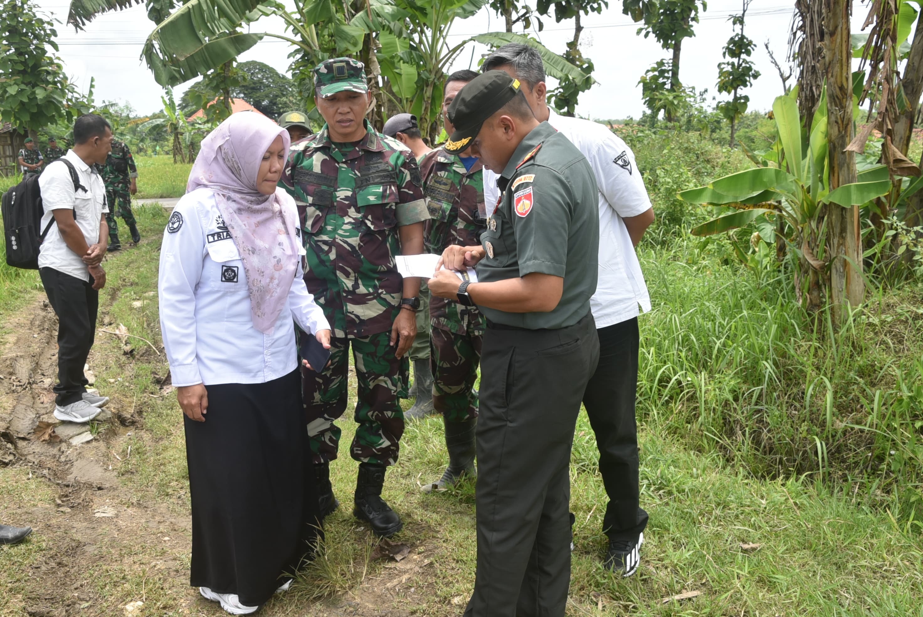 MENINJAU: DAndim 0717/Grobogan Letkol Inf Wefri Sandiyanto saat meninjau lokasi bakal pembangunan Yonif TP kedua.