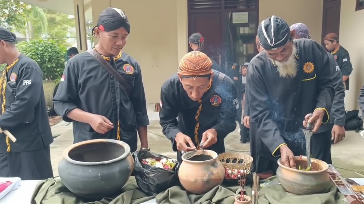 DIJAMAS: Sejumlah keris saat dilakukan pembersihan di Museum Lokal Purwodadi.