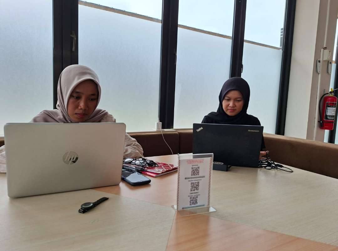 BERMANFAAT: Pengunjung Gedung Perpustakaan Kudus menggunakan akses internet gratis yang disediakan Pemkab untuk kebutuhan mereka, Rabu (25/2). (ANDIKA TRISNA SAPUTRA/RADAR KUDUS)