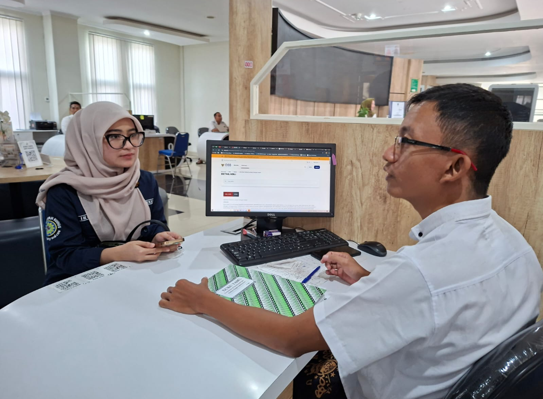 MUDAH: Masyarakat membuat NIB dengan menggunakan layanan perizinan di MPP Kudus, Kamis (26/2). (ANDIKA TRISNA SAPUTRA/RADAR KUDUS)
