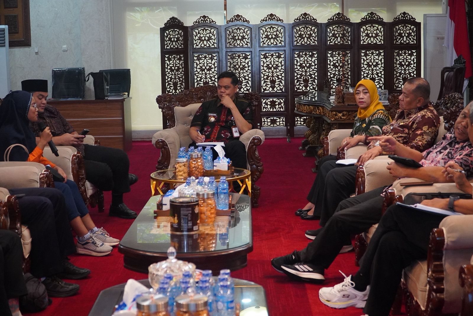 MENDENGAR: Rapat di ruang kerja Bupati Jepara Witiarso Utomo membahas tentang fasilitas daycare di lingkungan kerja.