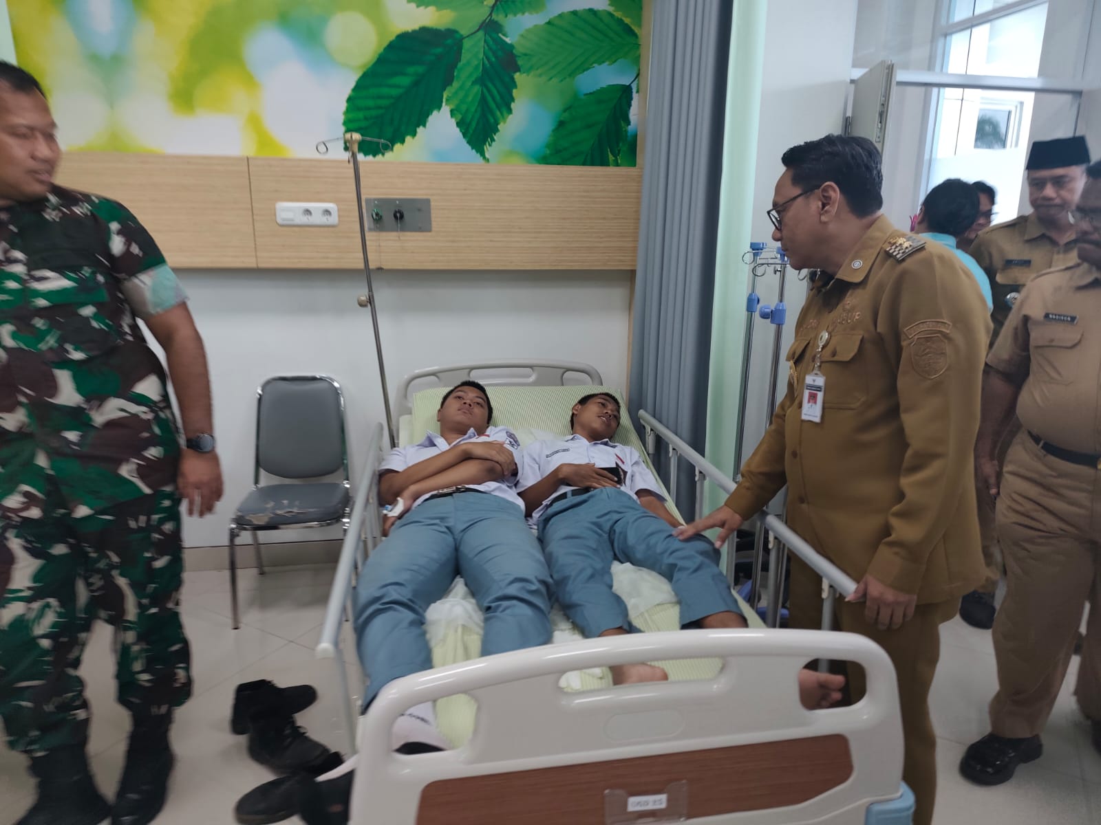 Plt Bupati pati Chandra menjenguk siswaSMK Negeri 4 Pati yang diduga keracunan MBG.