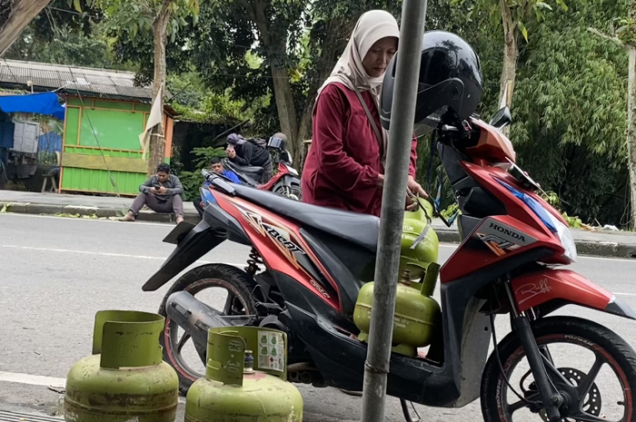 BELI: Siti Wardiani seorang pedagang asal Purwosari membeli empat tabung gas kosong 