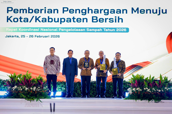 Gubernur Jateng Ahmad Luthfi (tiga dari kiri) menerima penghargaan Kinerja Pengelolaan Sampah 2026 dari Menteri Lingkungan Hidup dan Badan Pengendalian Lingkungan Hidup RI. 
