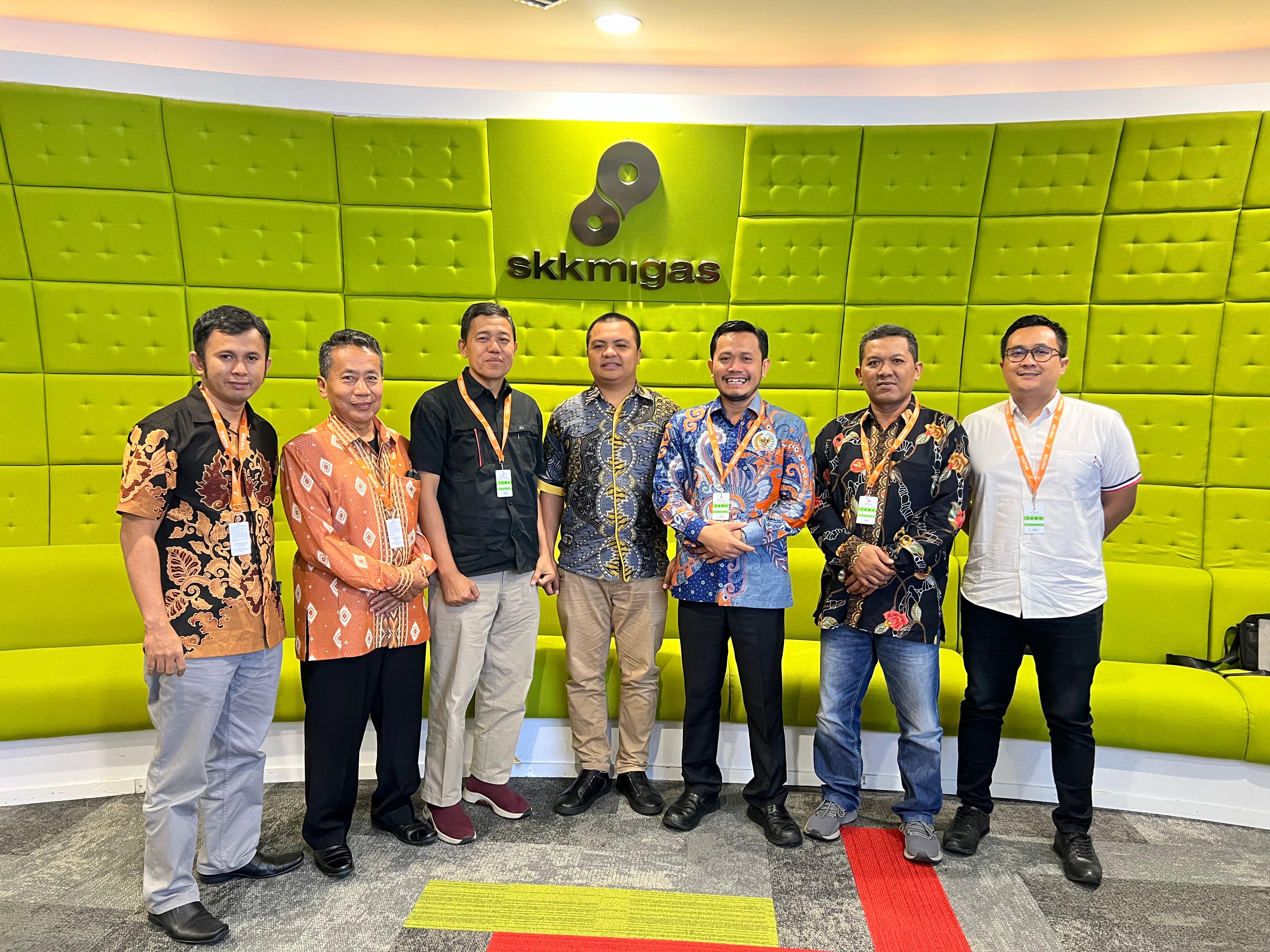 BERJUANG: Wakil Ketua DPRD Kabupaten Blora Siswanto (tiga dari kanan) saat mendampingi sejumlah BUMD dan pengelola sumur tua sambangi Kementerian ESDM.