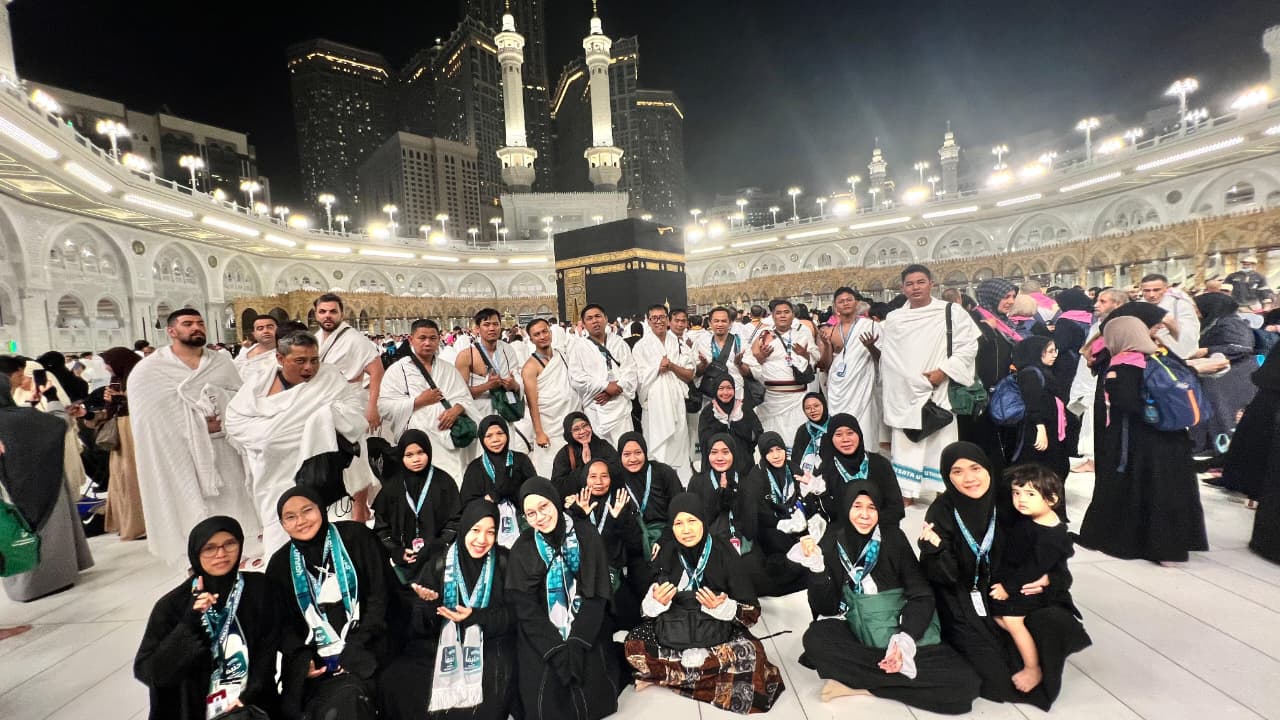 MENCARI BERKAH &ndash; Rombongan Umroh dari PT Hanifa Wisata Utama ketika berada di tanah suci Makkah dan Madinah. 